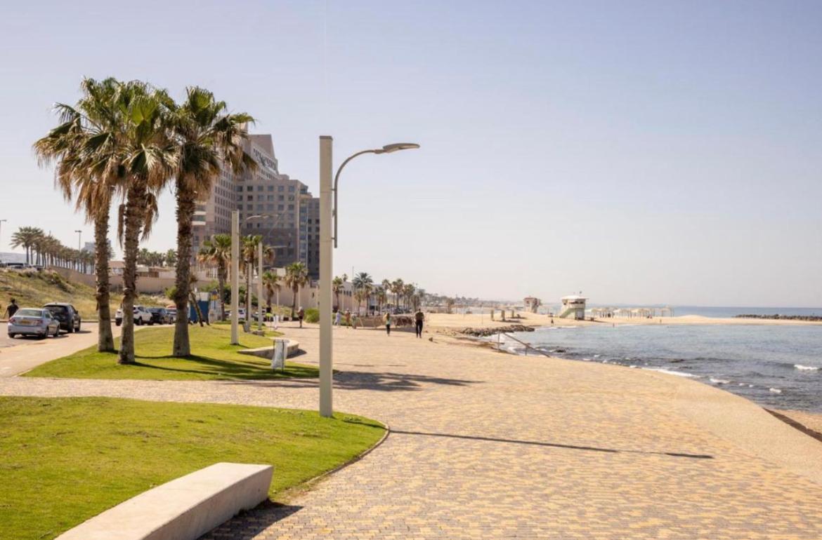 Almog Tower Aparthotel Haifa Bagian luar foto